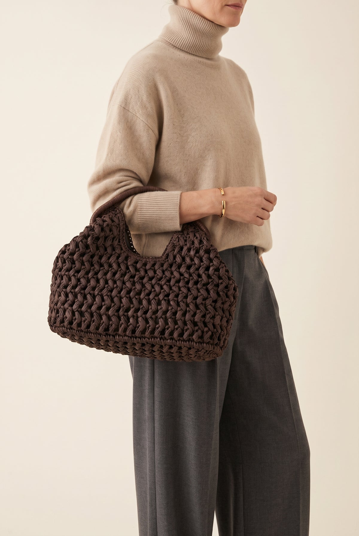 Pochette Celeste coquillage en paille tressée, vue portée