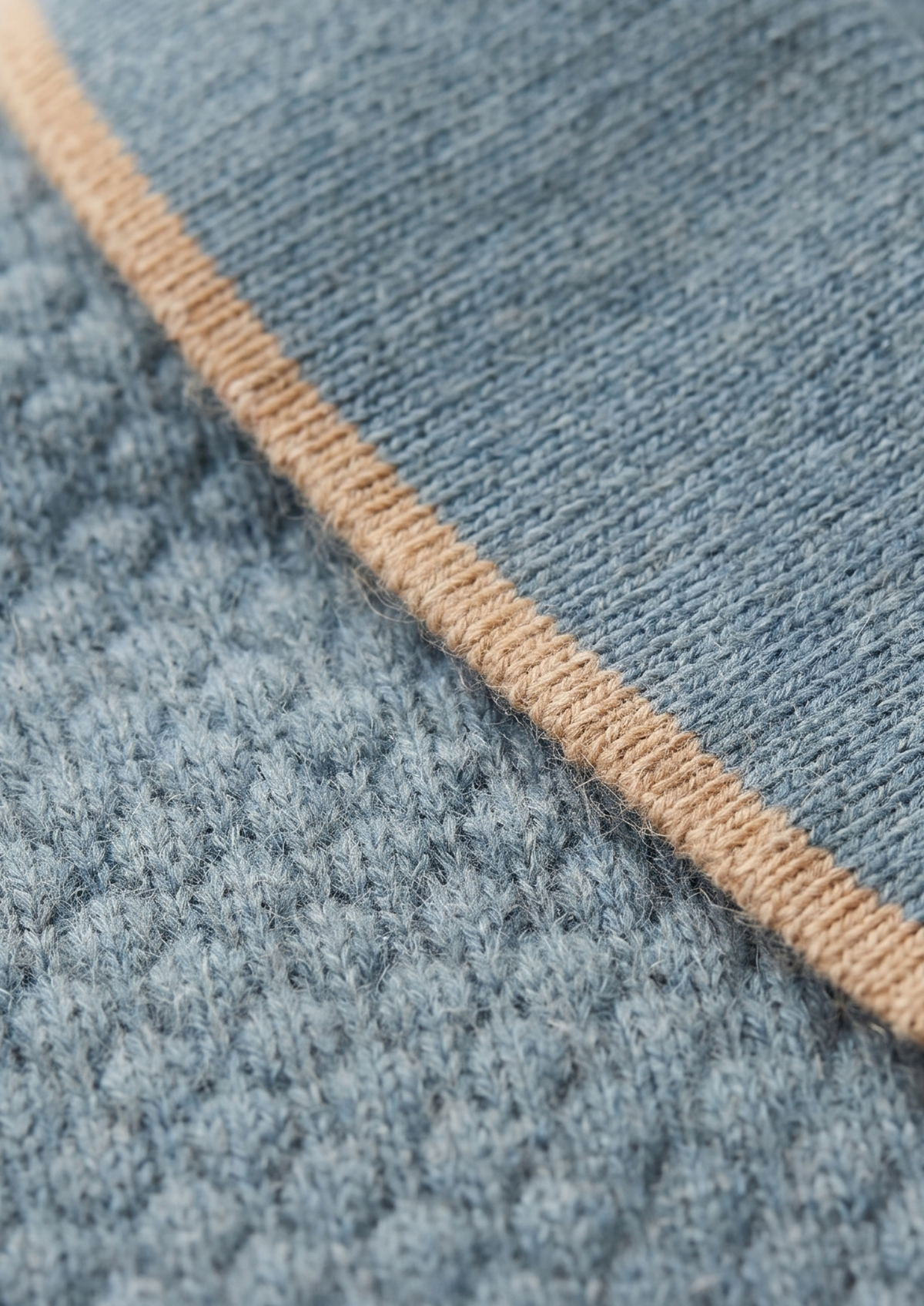 Polo bicolore en cachemire premium bleu mer