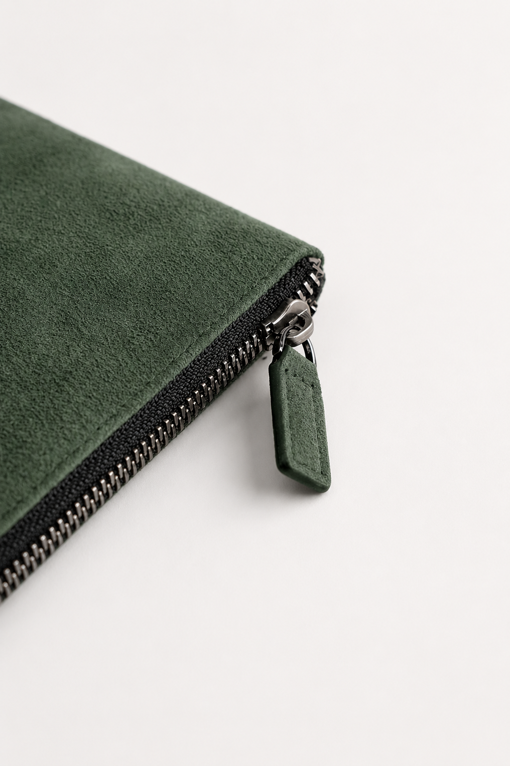 Pochette Alcantara Vert Nuit — détail