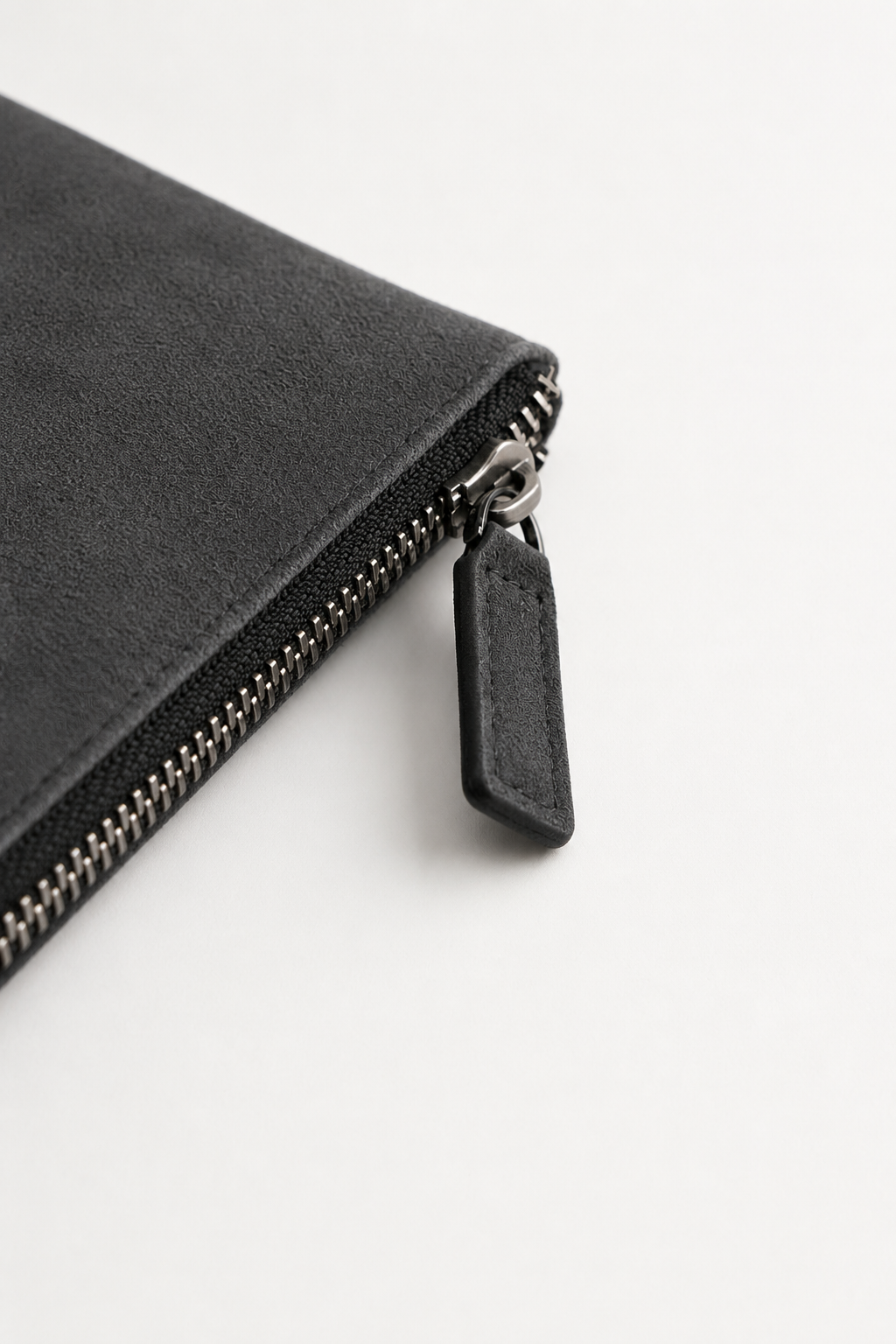 Pochette Alcantara Gris Anthracite — détail