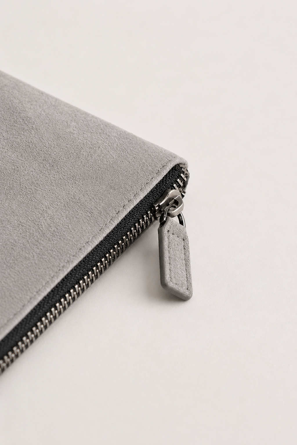 Pochette Alcantara Gris Perle — détail
