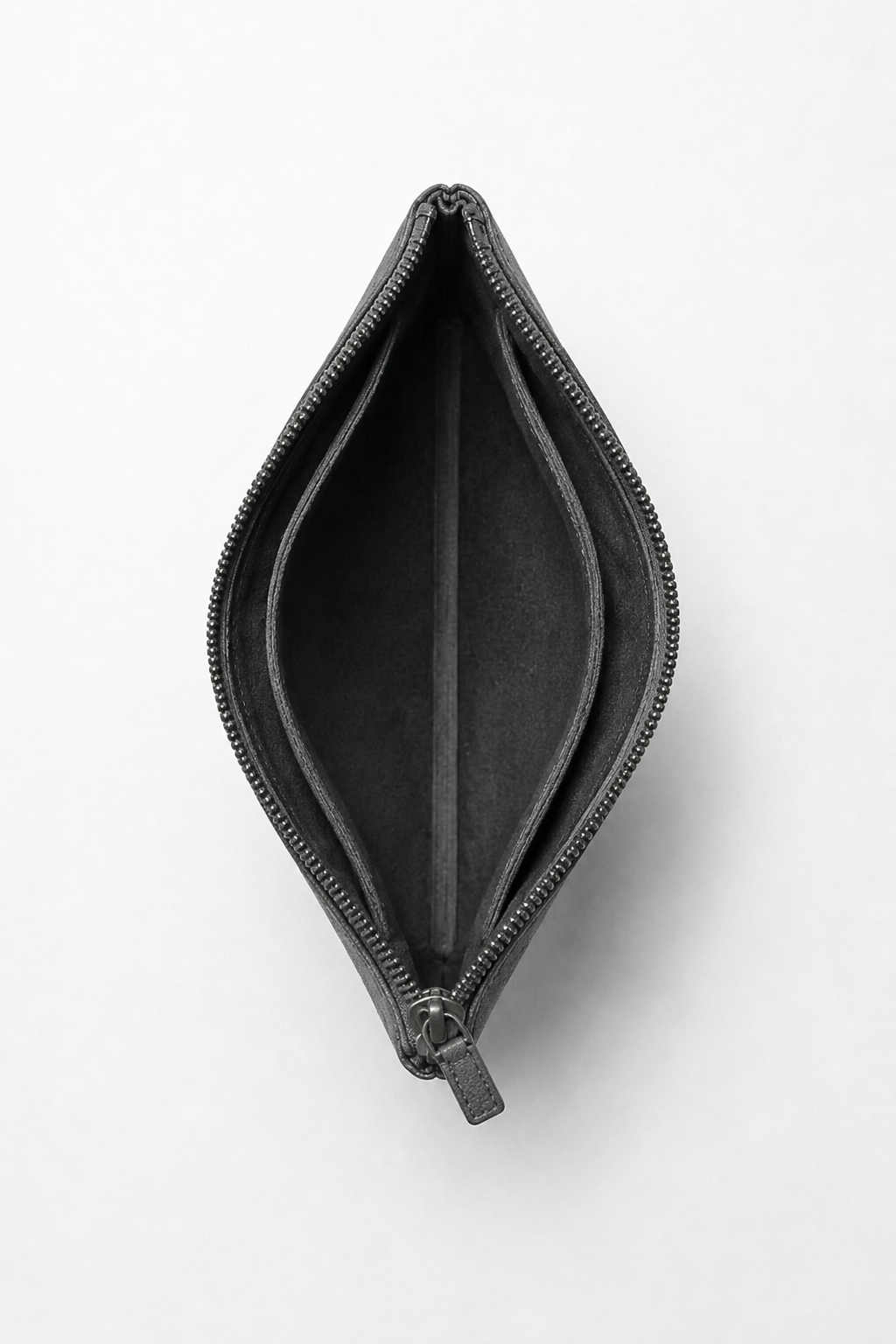 Pochette Alcantara Gris Anthracite — portée