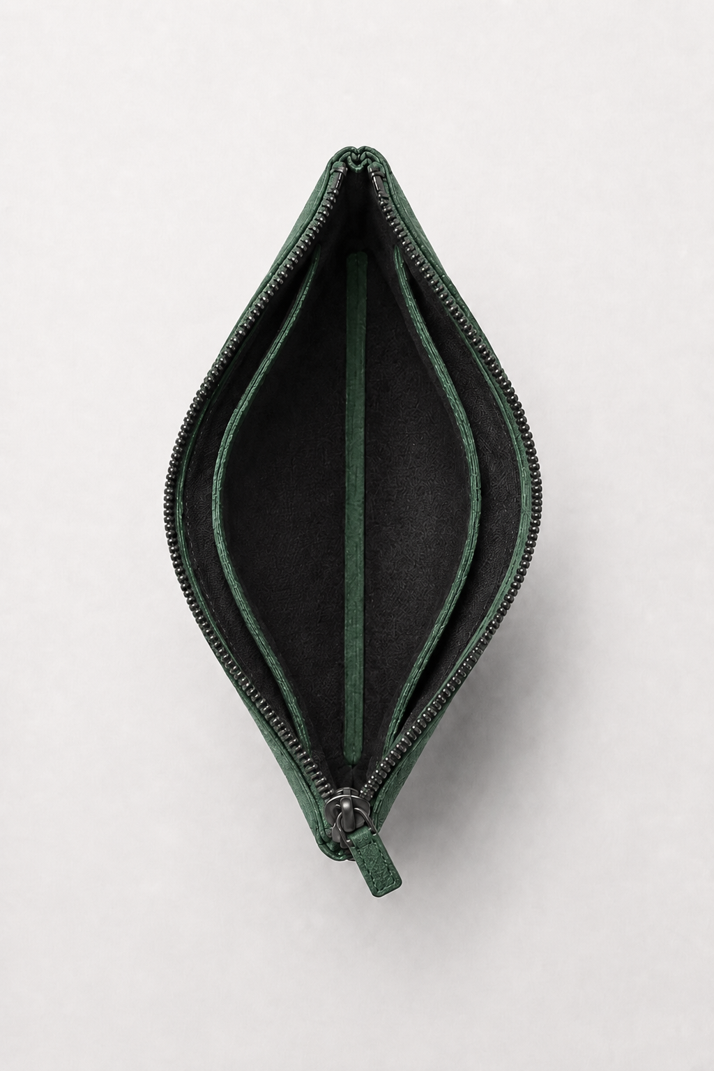Pochette Alcantara Vert Nuit — portée