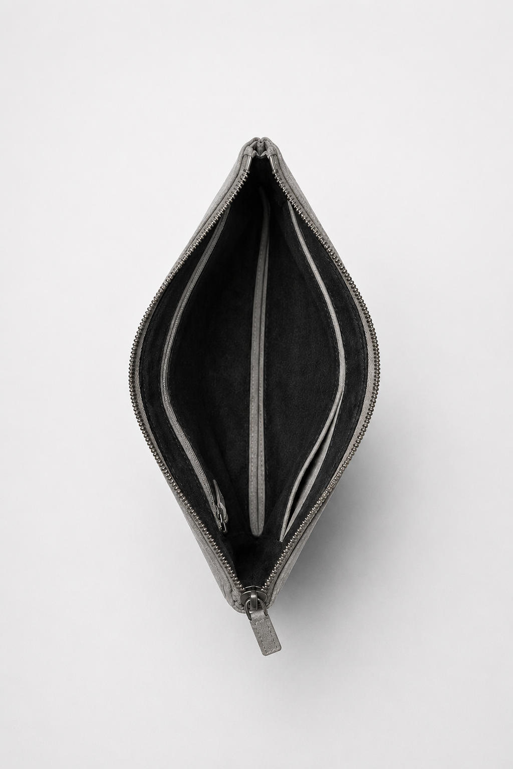 Pochette Alcantara Gris Perle — portée