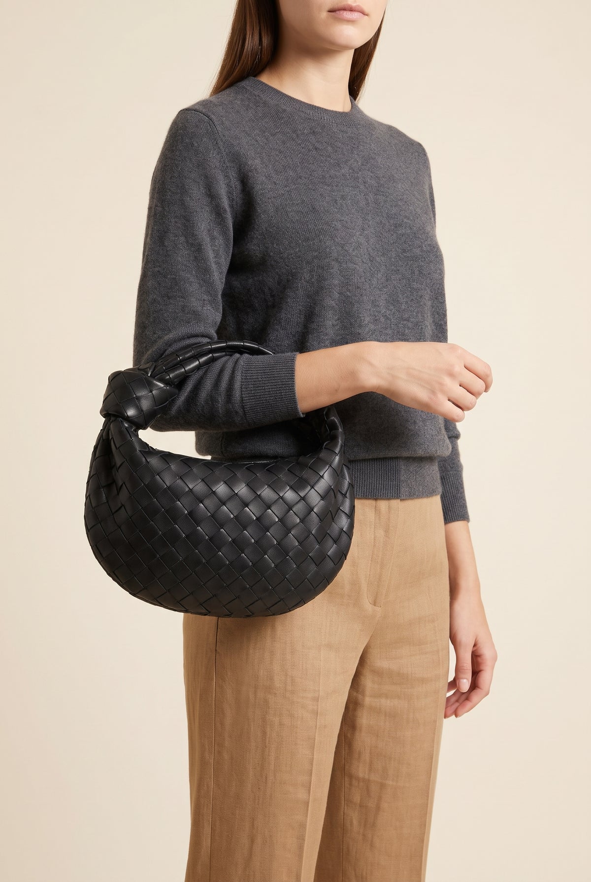 Mini sac tressé en effet cuir, vue portée