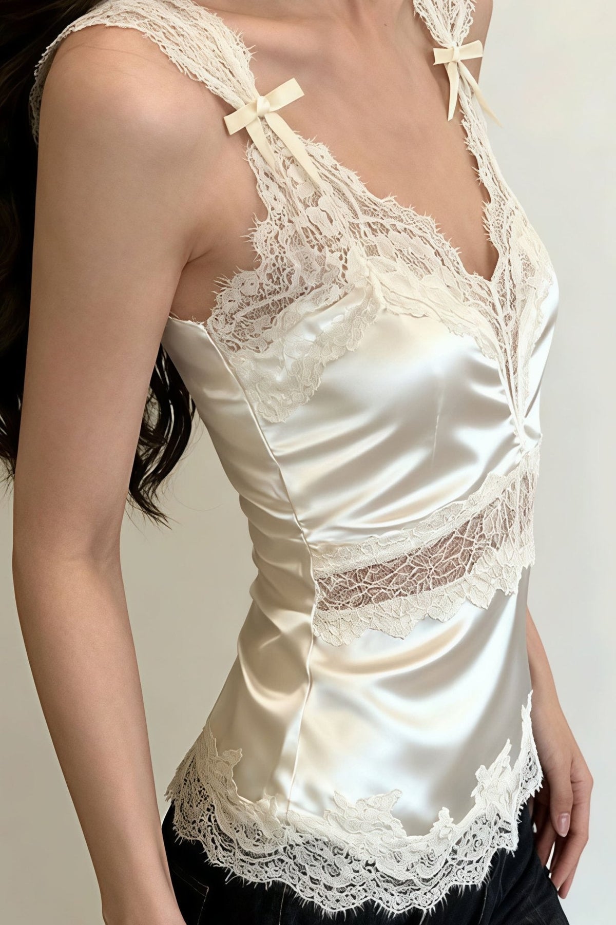 Blouse Julianne en satin et dentelle, sans manches, à encolure en V