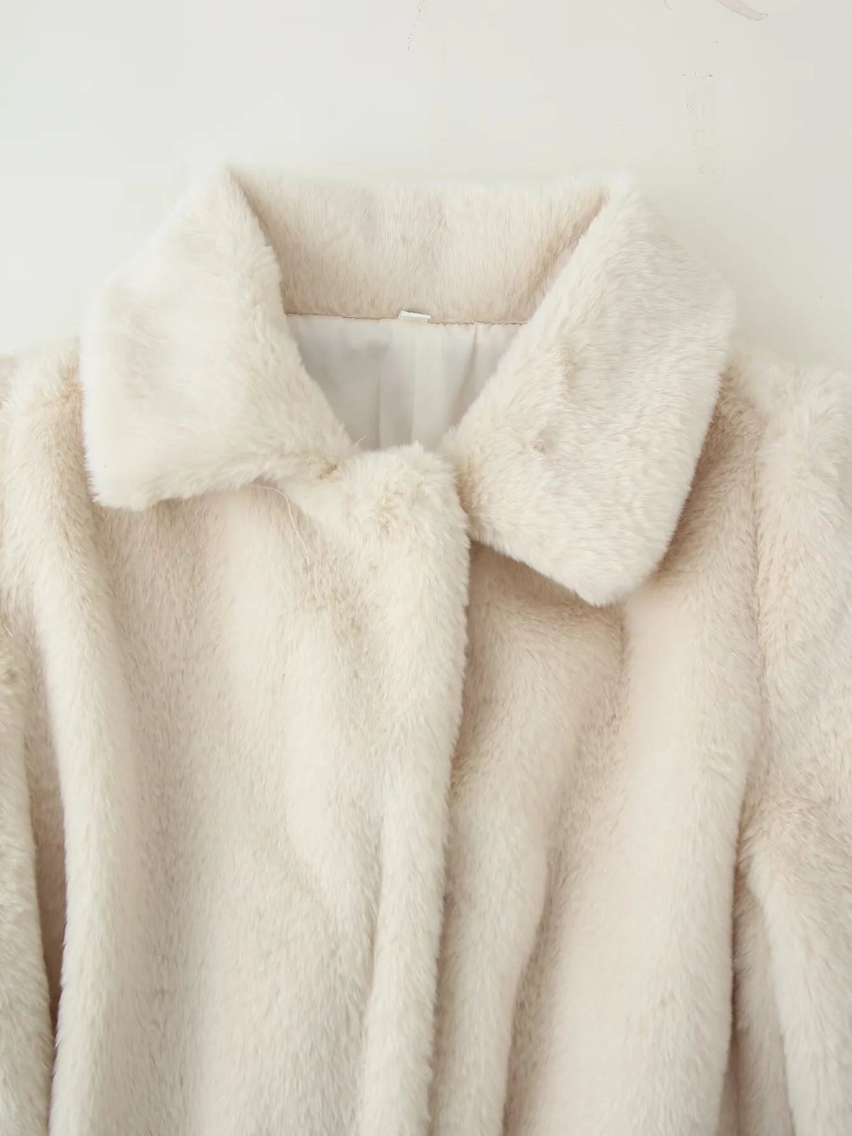 Manteau Farrah en fausse fourrure avec ceinture