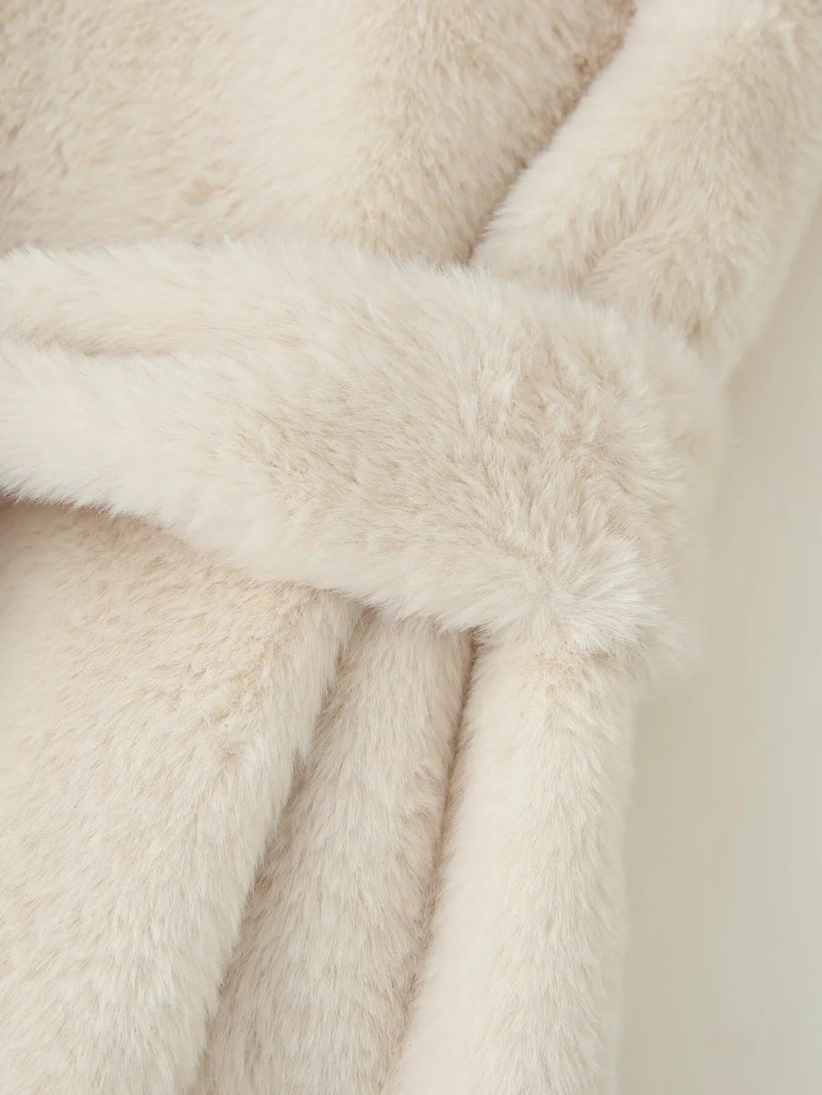 Manteau Farrah en fausse fourrure avec ceinture