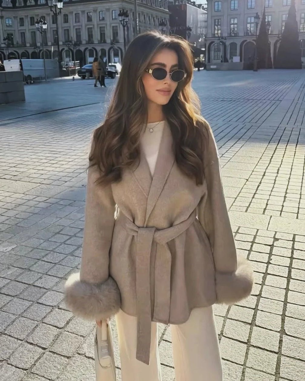 Manteau en laine avec poignets en fourrure de renard