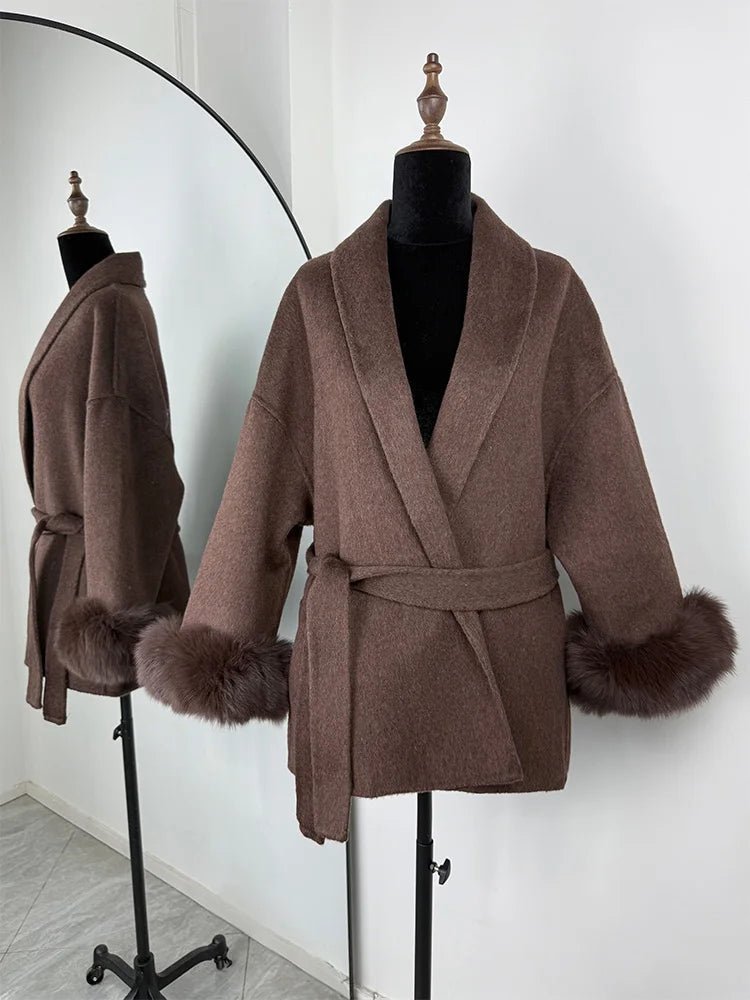 Manteau en laine avec poignets en fourrure de renard