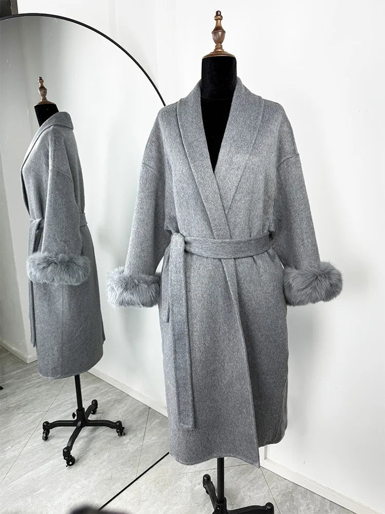 Manteau en laine avec poignets en fourrure de renard