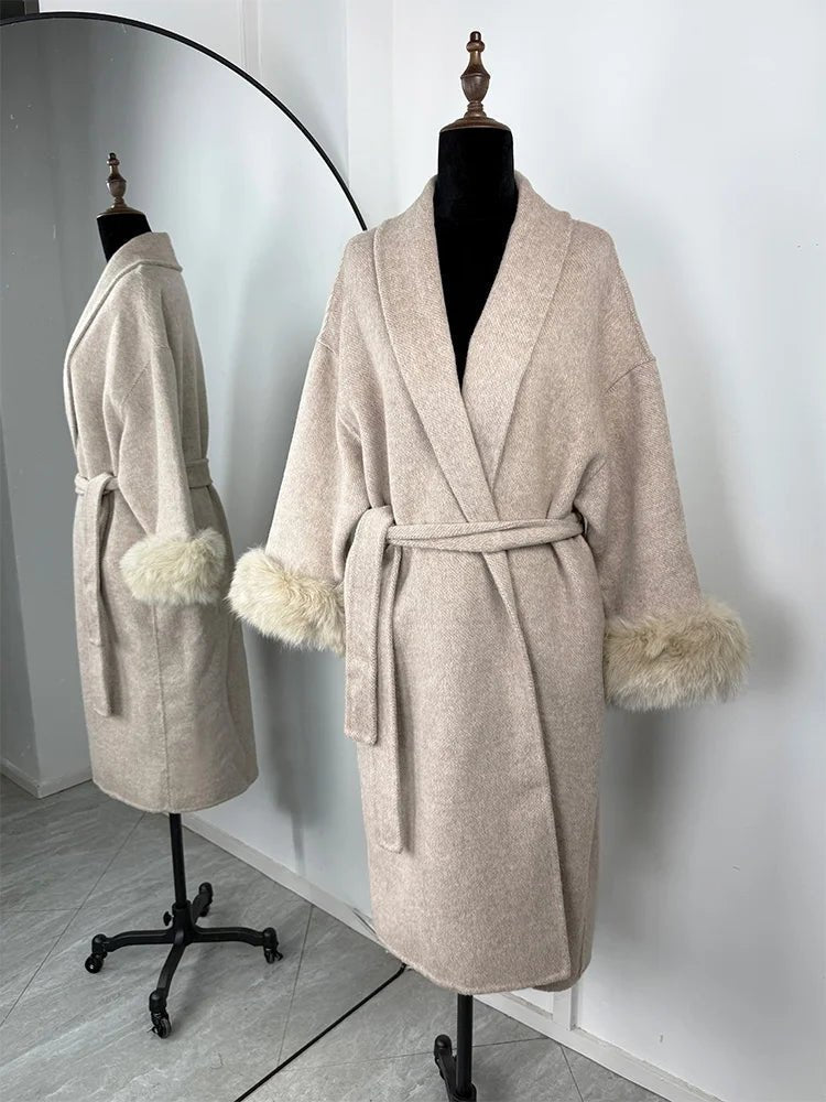 Manteau en laine avec poignets en fourrure de renard