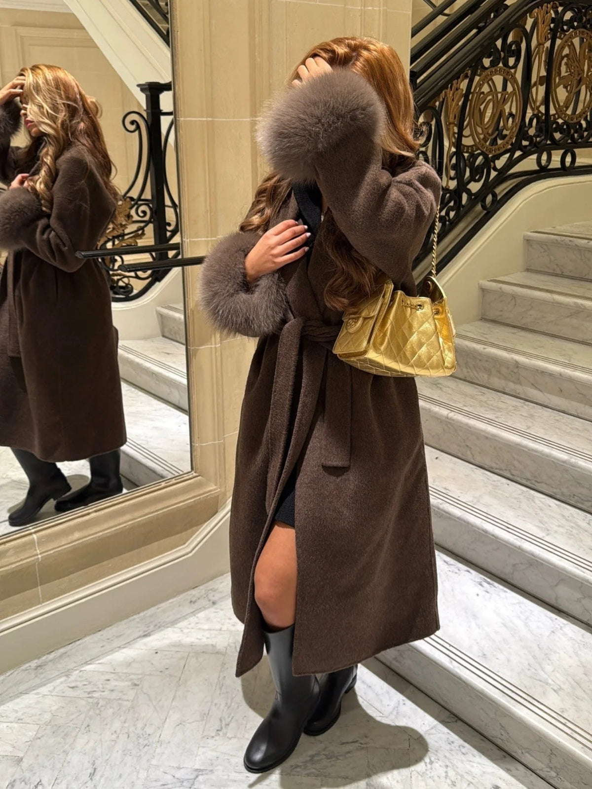 Manteau en laine avec poignets en fourrure de renard