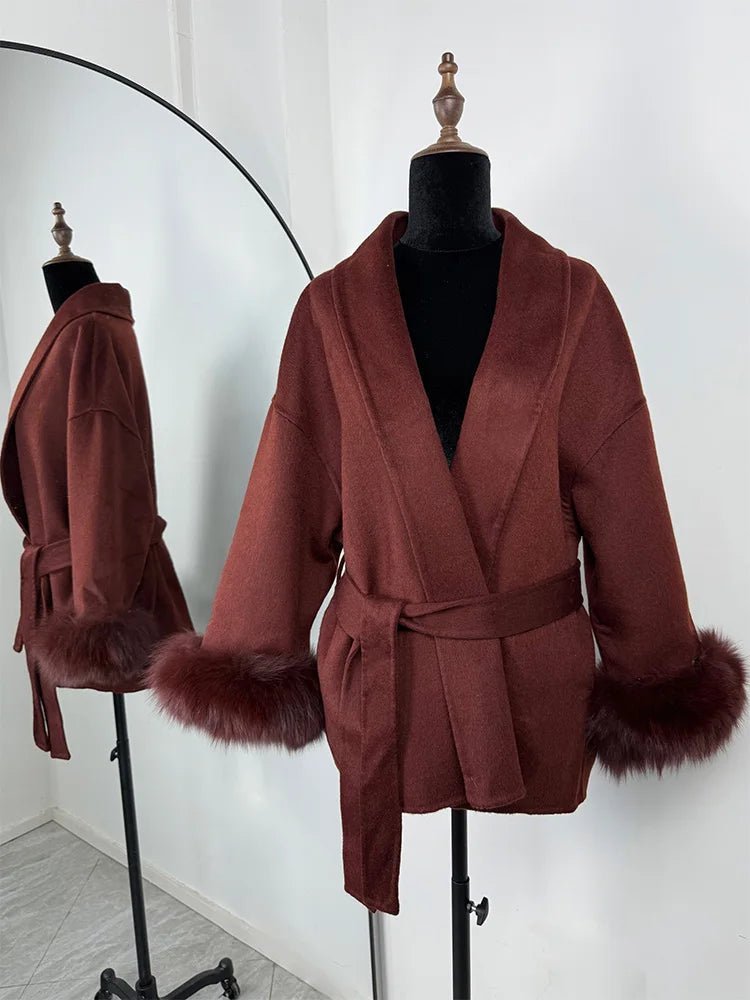 Manteau en laine avec poignets en fourrure de renard