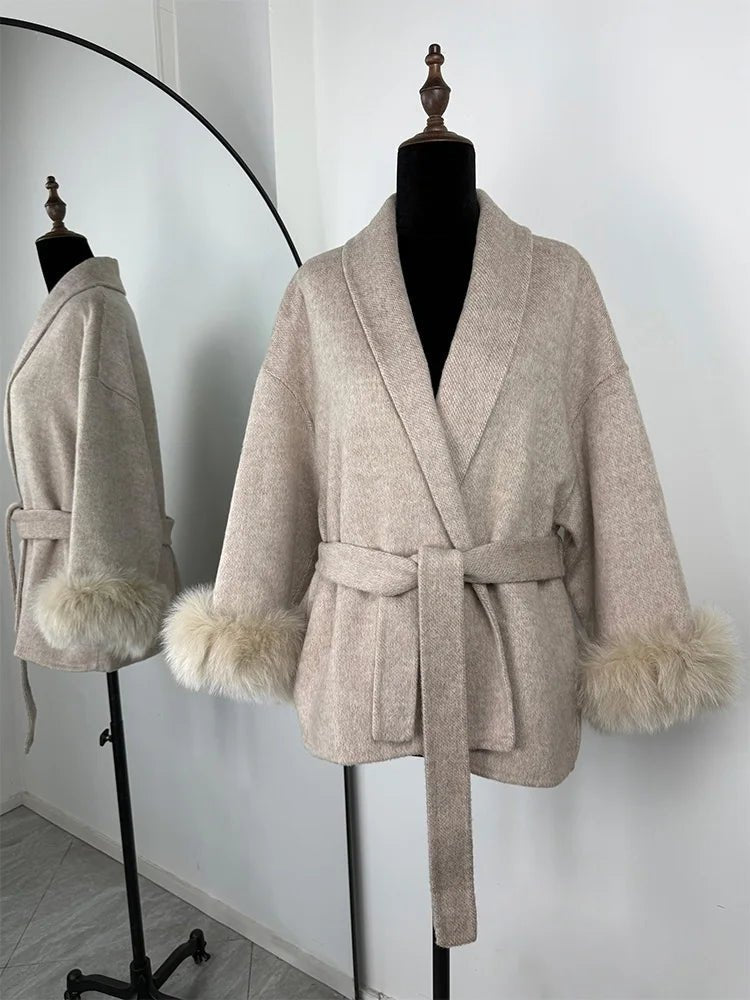 Manteau en laine avec poignets en fourrure de renard