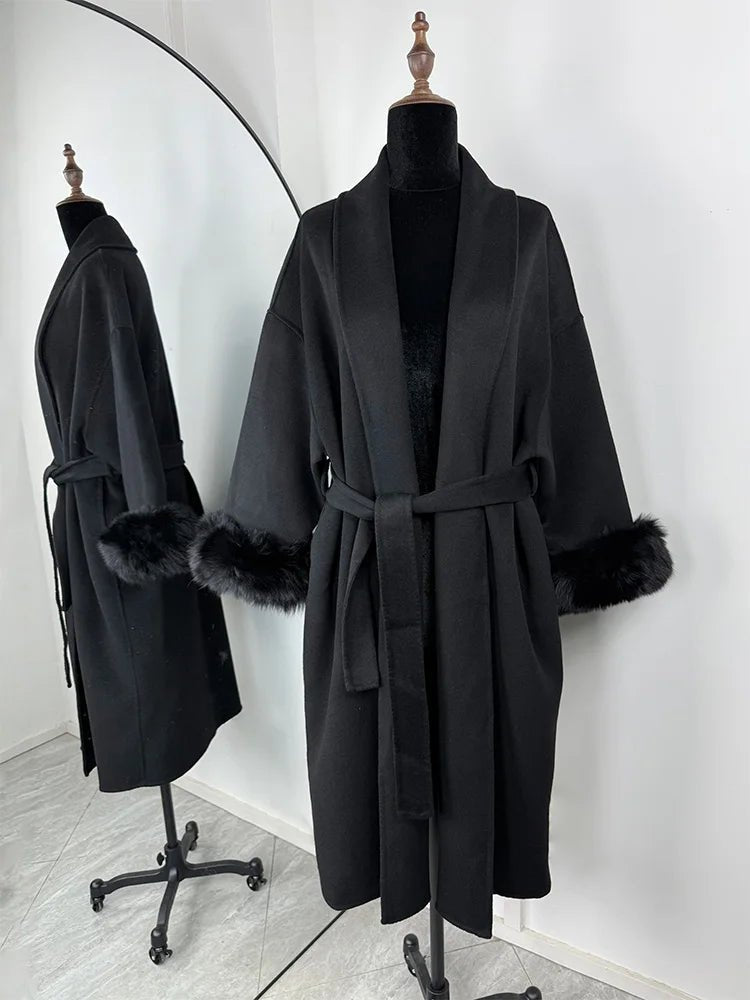 Manteau en laine avec poignets en fourrure de renard