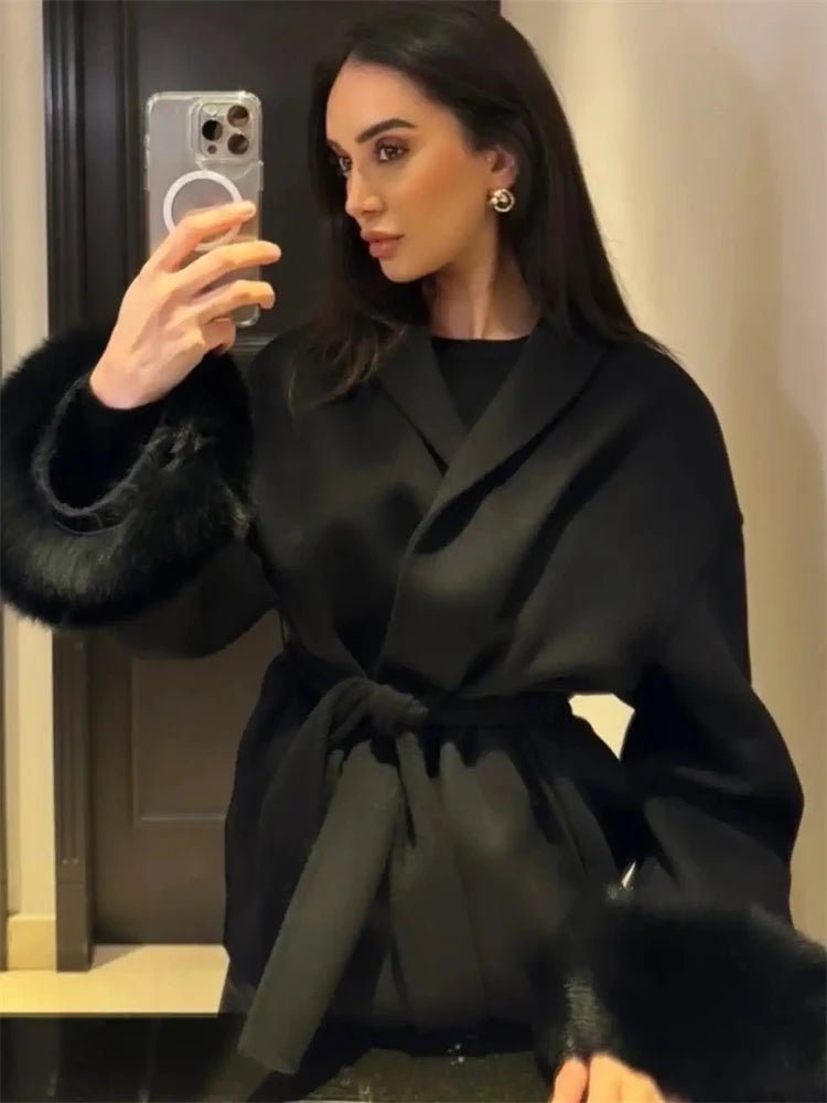 Manteau en laine avec poignets en fourrure de renard