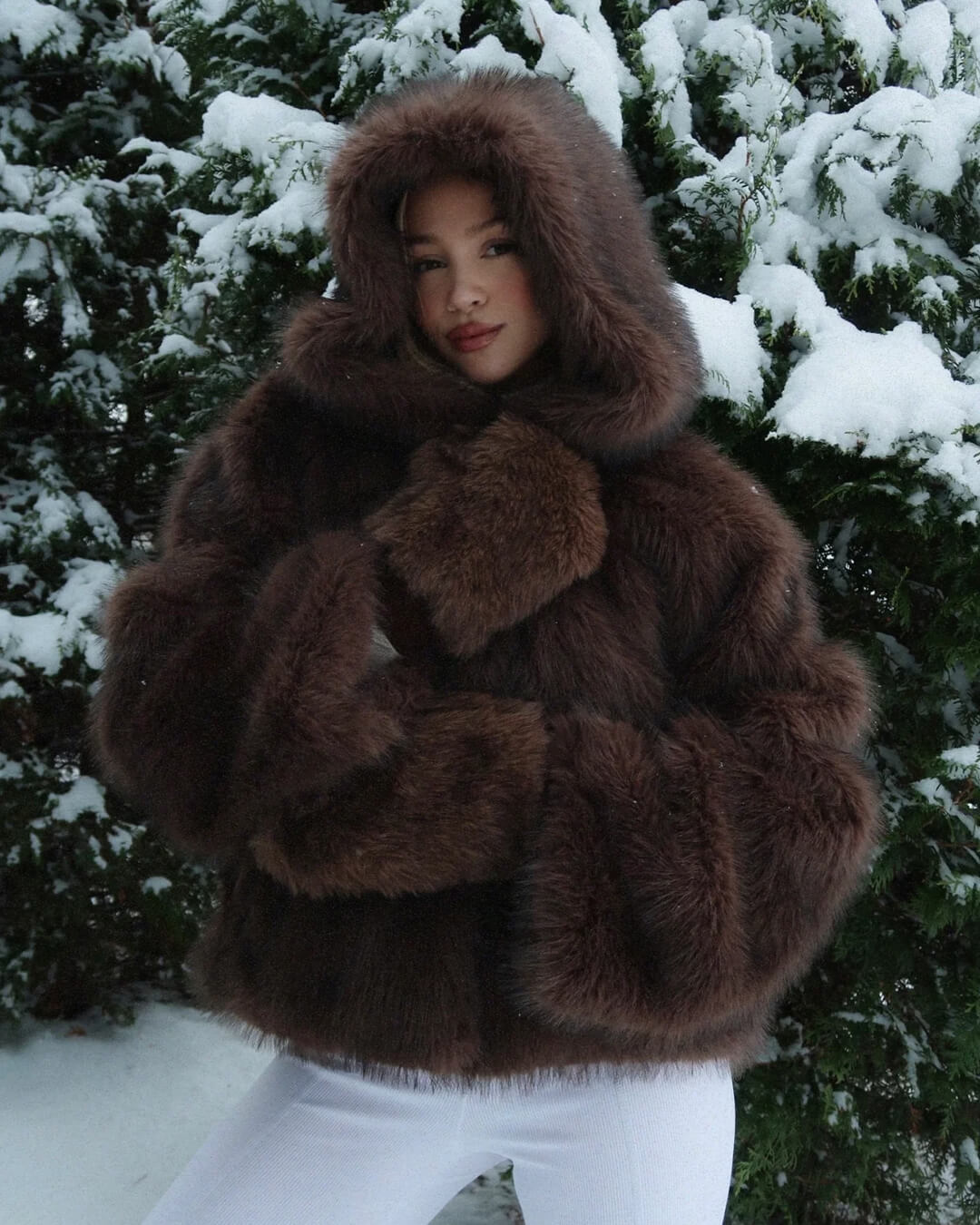 Manteau court Ivy à capuche en fausse fourrure