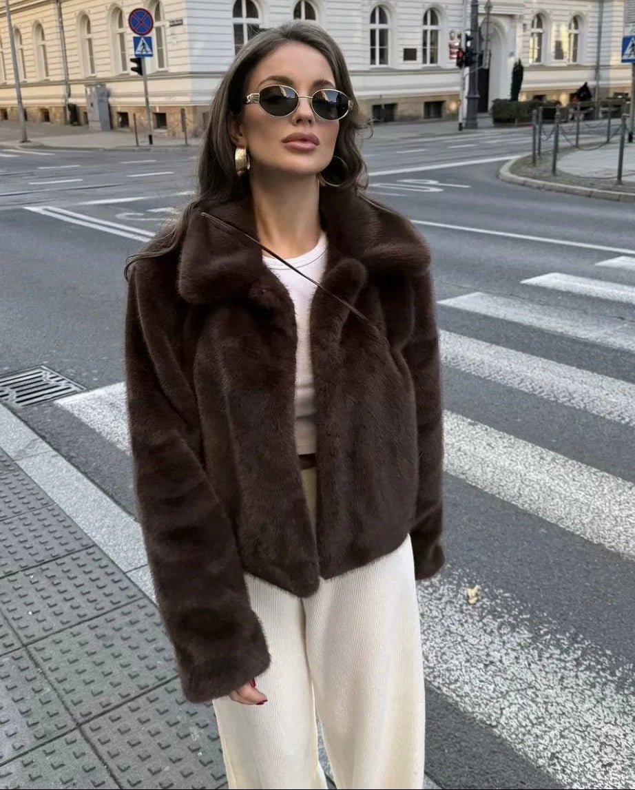 Manteau court Abby avec col en fausse fourrure