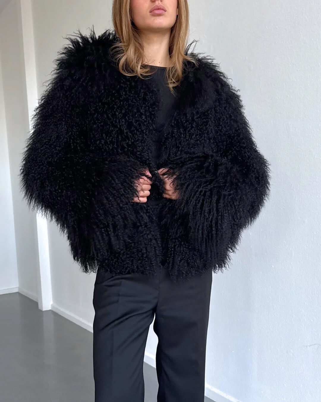 Manteau court Elsie en fausse fourrure duveteuse