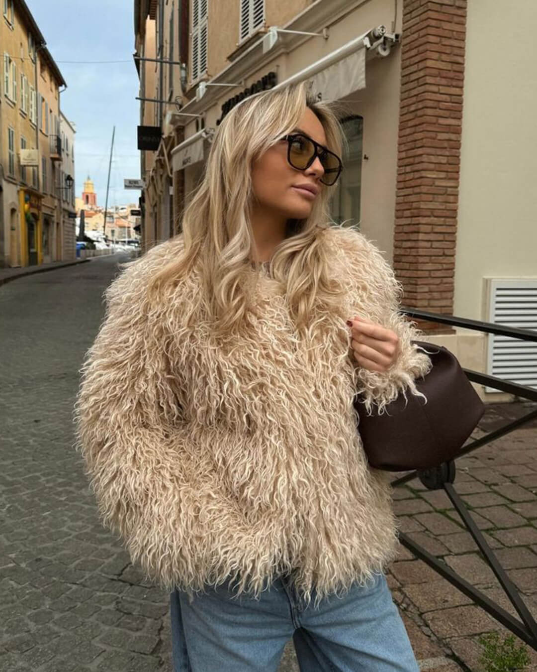 Manteau court Elsie en fausse fourrure duveteuse