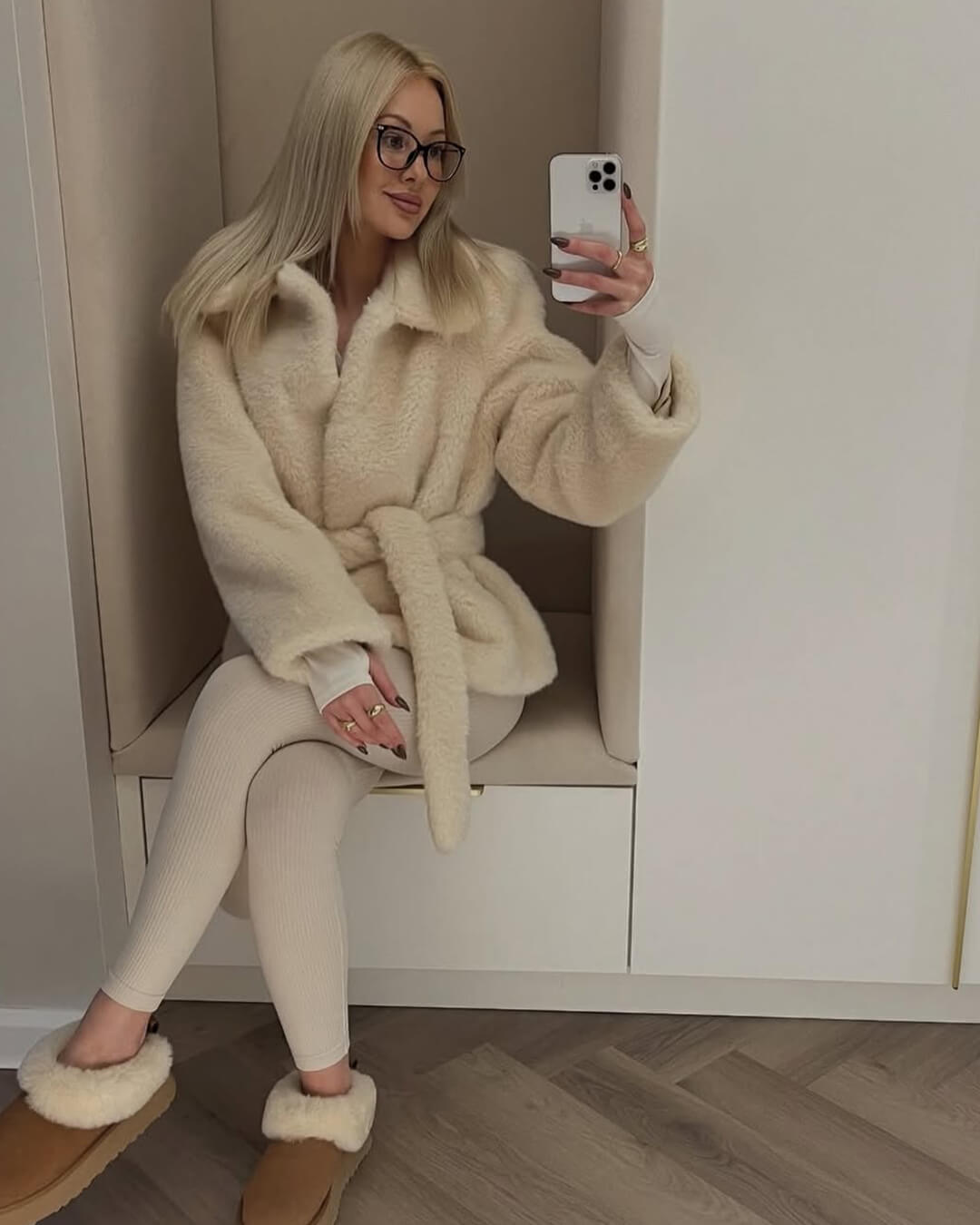 Manteau Farrah en fausse fourrure avec ceinture