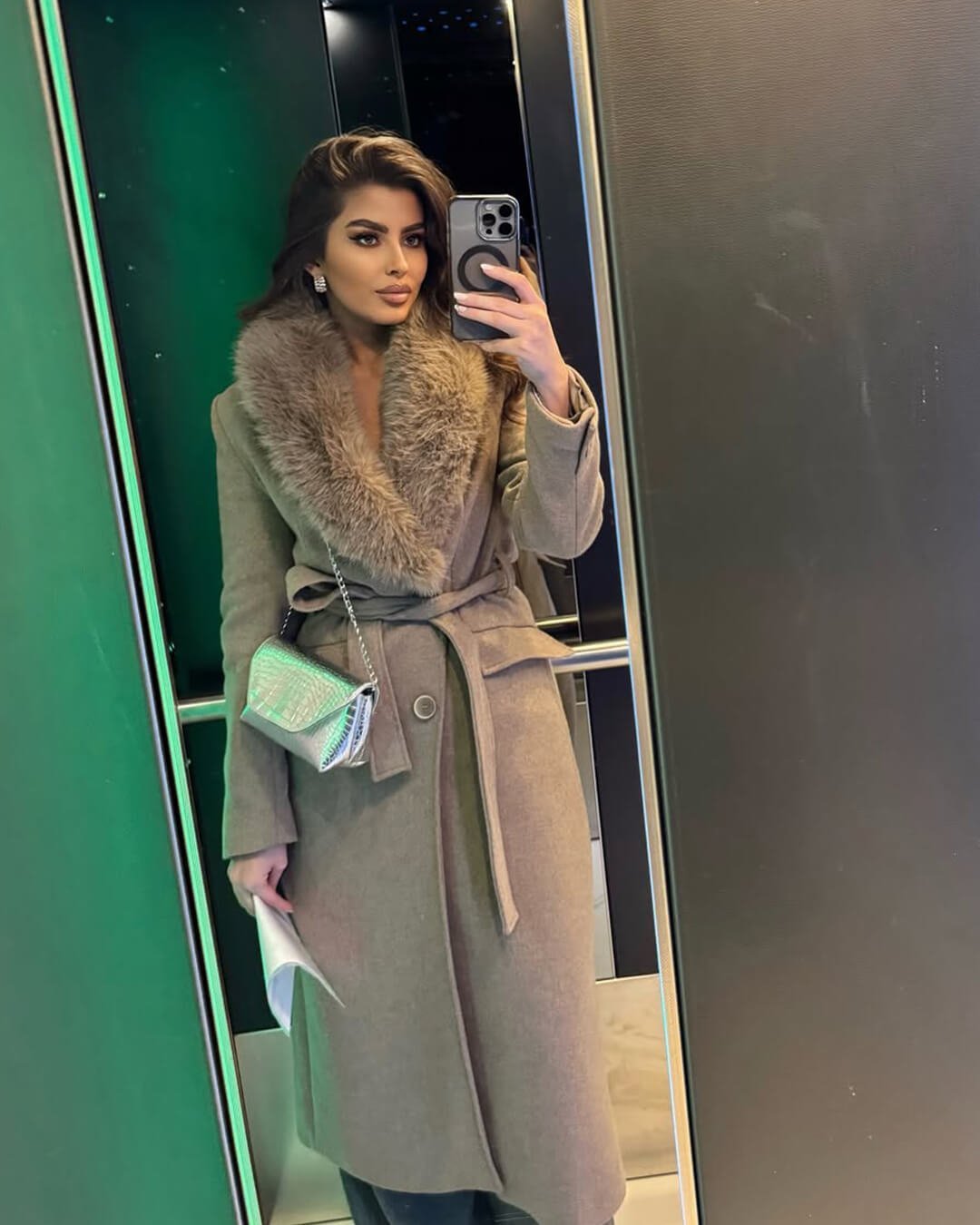 Manteau maxi Flora à col en fausse fourrure