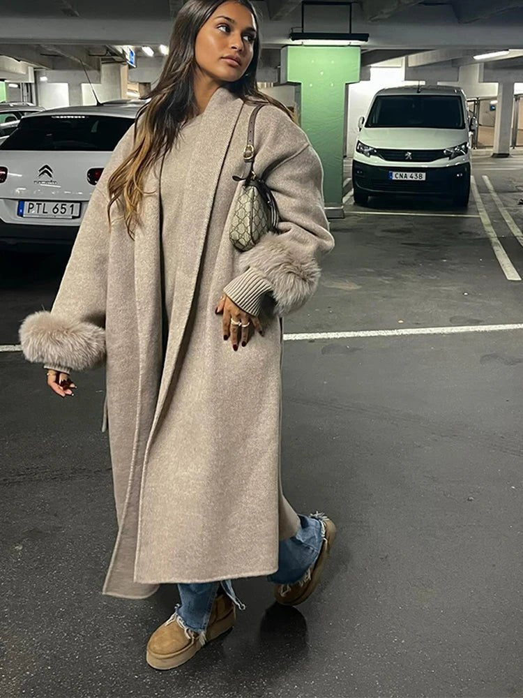 Manteau en laine avec poignets en fourrure de renard