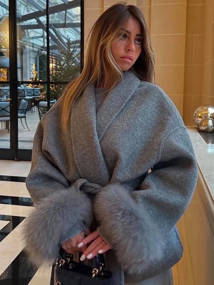 Manteau en laine avec poignets en fourrure de renard