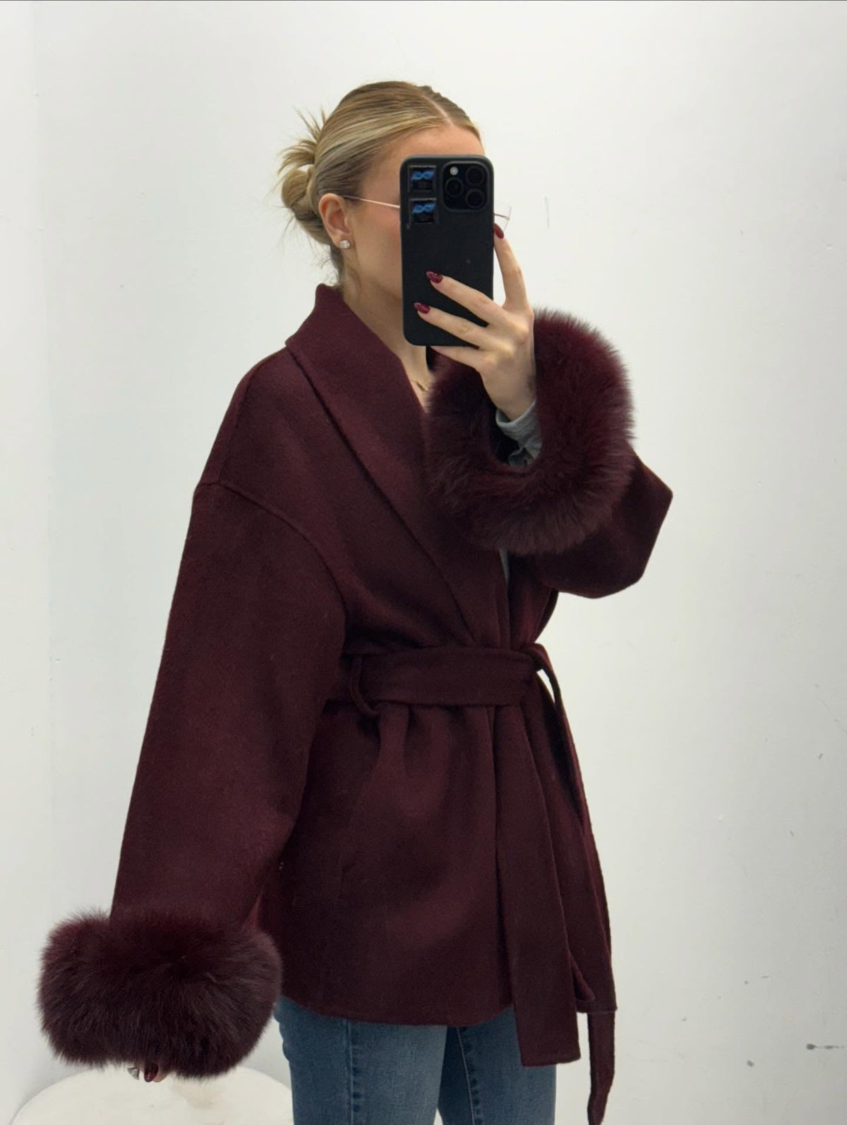 Manteau en laine avec poignets en fourrure de renard