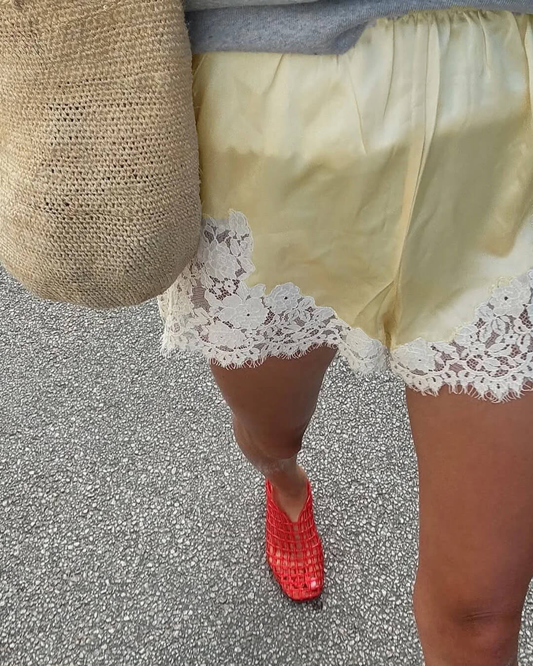 Shorty Laura en satin avec dentelle