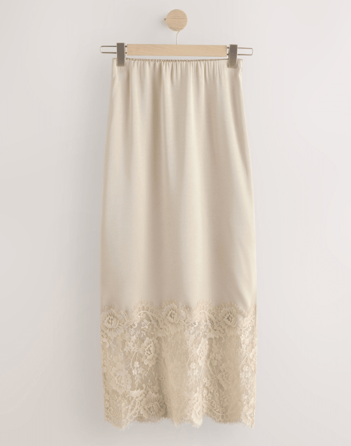 Jupe longue en satin avec dentelle et fente Cheska