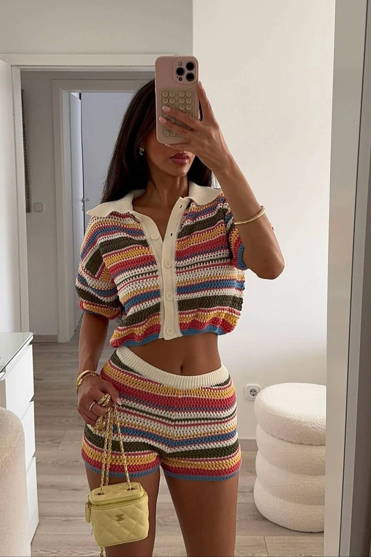 Ensemble Jasmin composé d’un pull court en crochet et d’un short