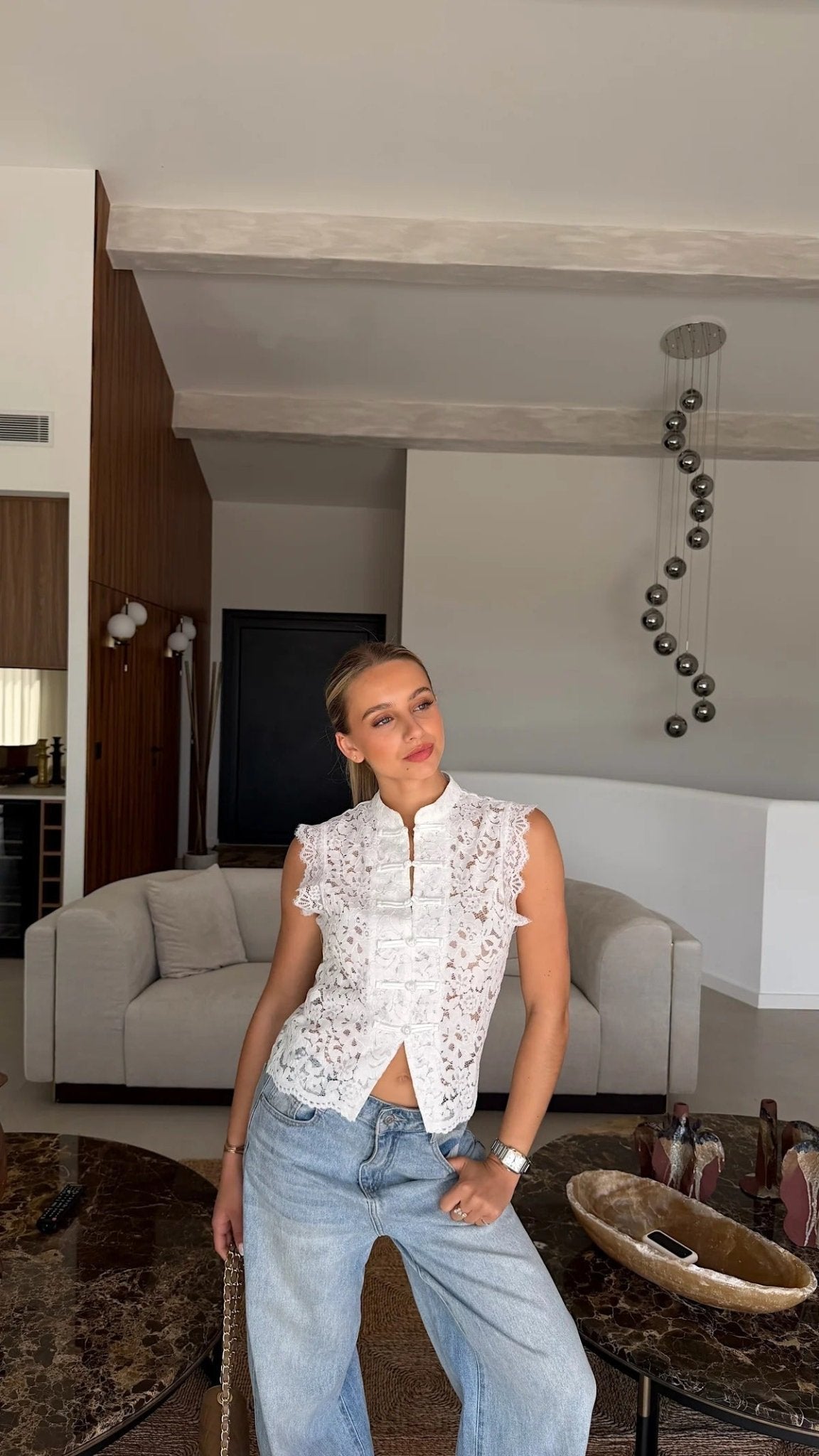 Top Bianca Mandarin sans manches en dentelle