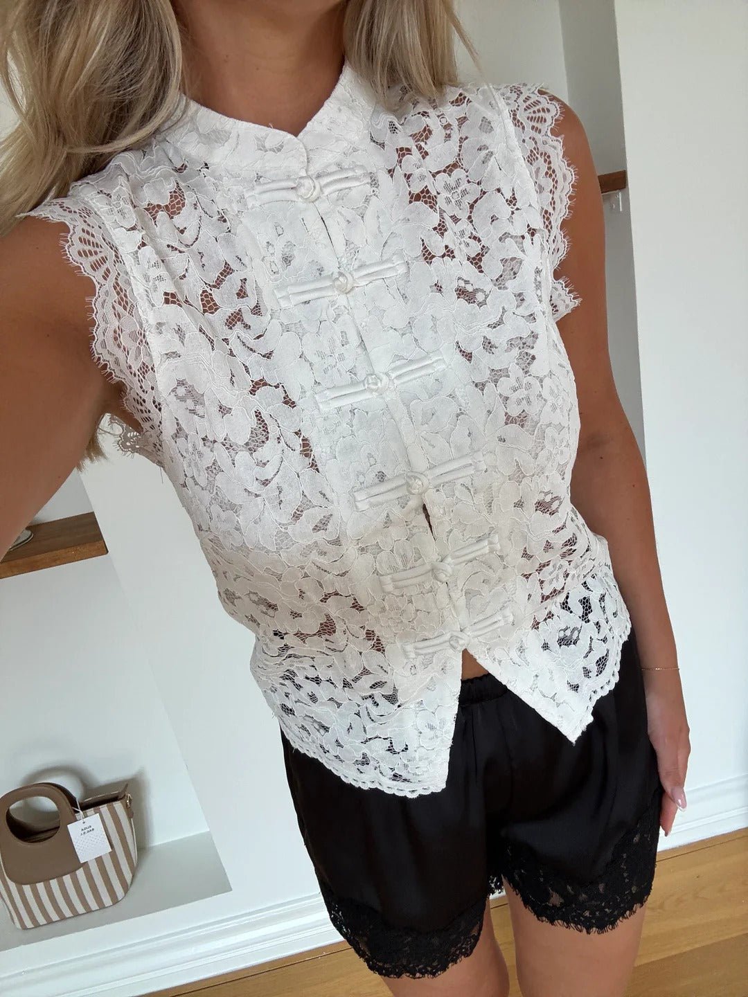 Top Bianca Mandarin sans manches en dentelle