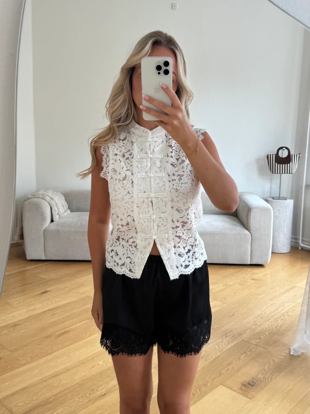 Top Bianca Mandarin sans manches en dentelle