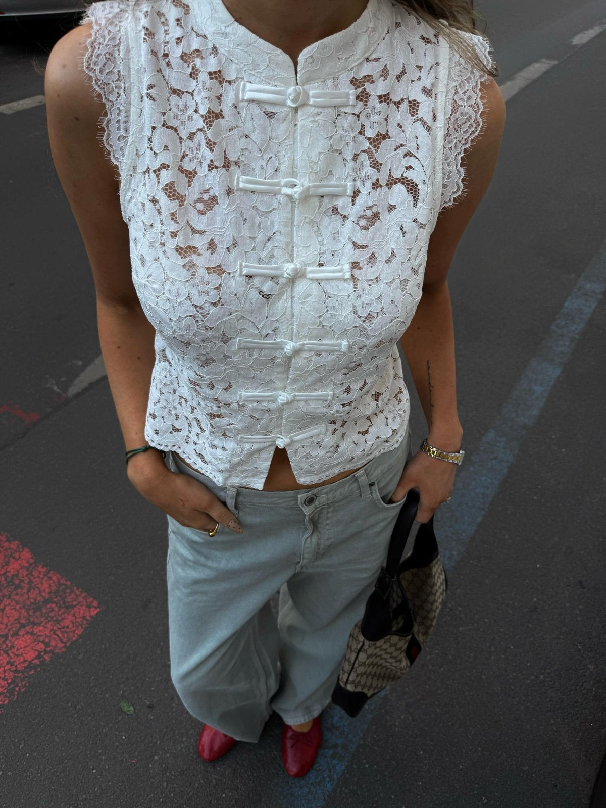 Top Bianca Mandarin sans manches en dentelle