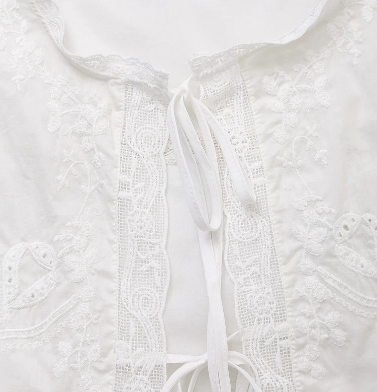 Blouse Juvie brodée avec bordure en dentelle