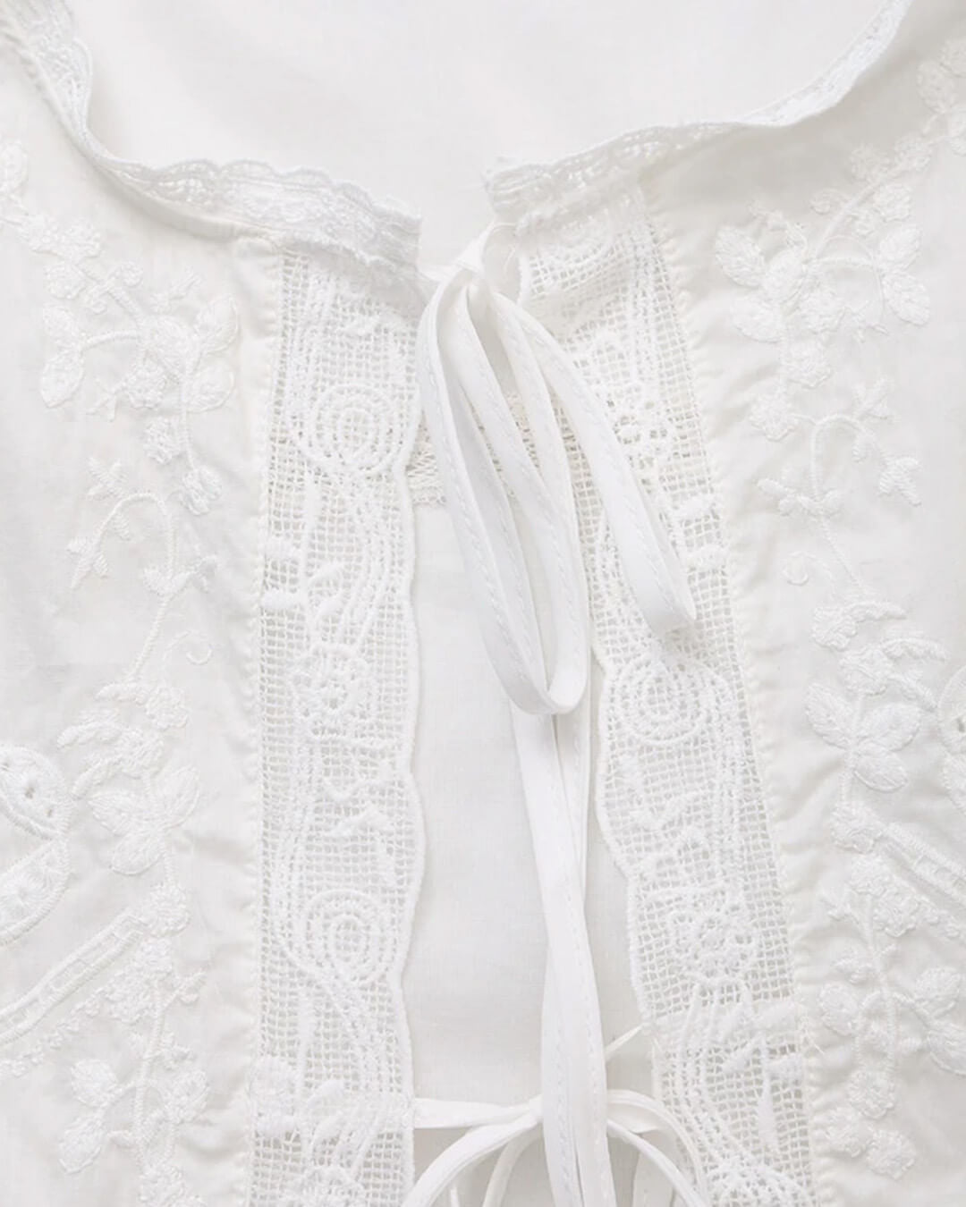 Blouse Juvie brodée avec bordure en dentelle