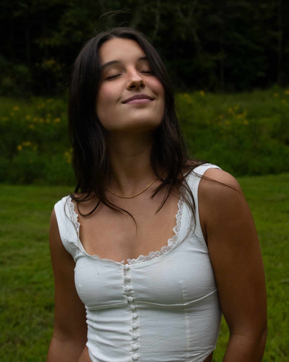Top Nadira à bretelles, boutons et dentelle