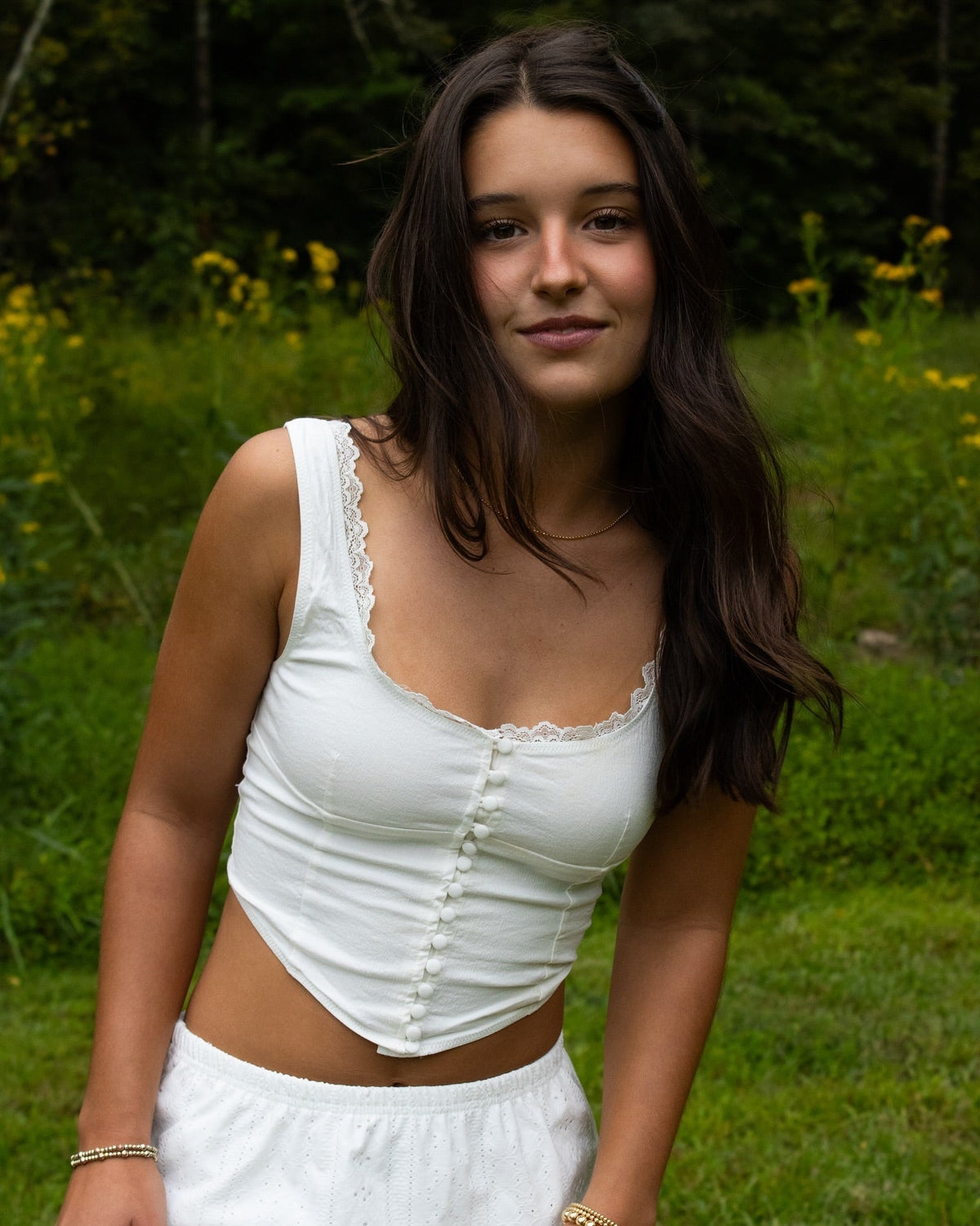Top Nadira à bretelles, boutons et dentelle