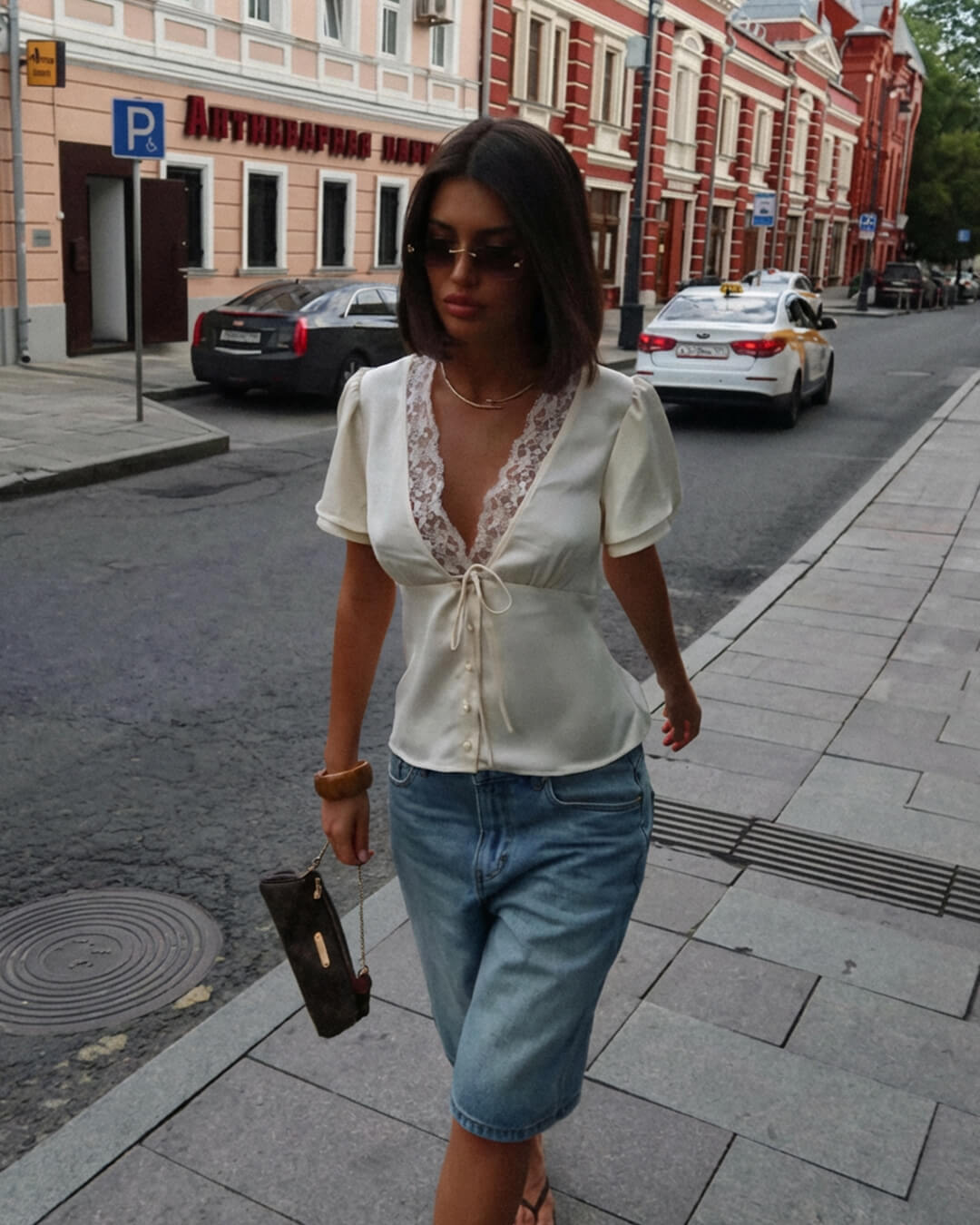 Blouse en dentelle à manches courtes avec col en V et rosettes