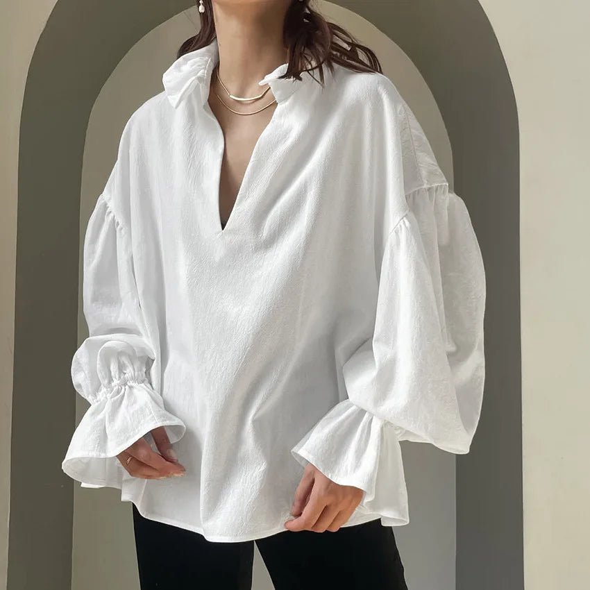 Lola Blouse à col V. Manches bouffantes. Manches longues.
