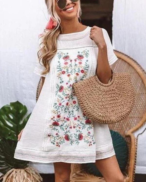 Robe Courte Chic, Broderie Fleurie
