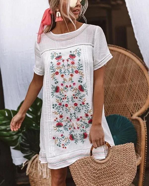 Robe Courte Chic, Broderie Fleurie