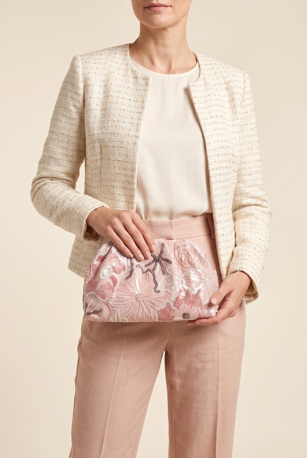 Pochette Sophia à sequins brodée de fleurs, vue portée