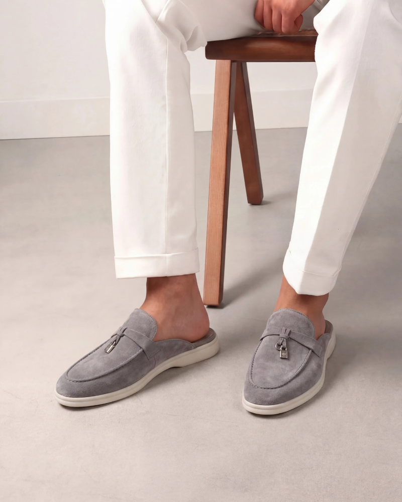 Mule Saint-Tropez gris clair — porté