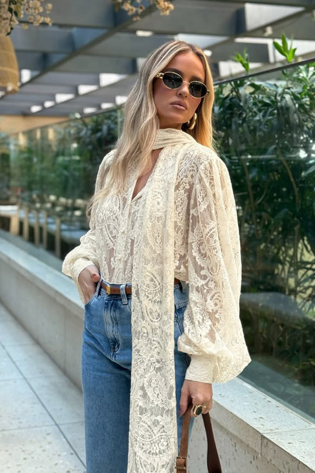 Blouse Dunja en dentelle transparente avec nœud