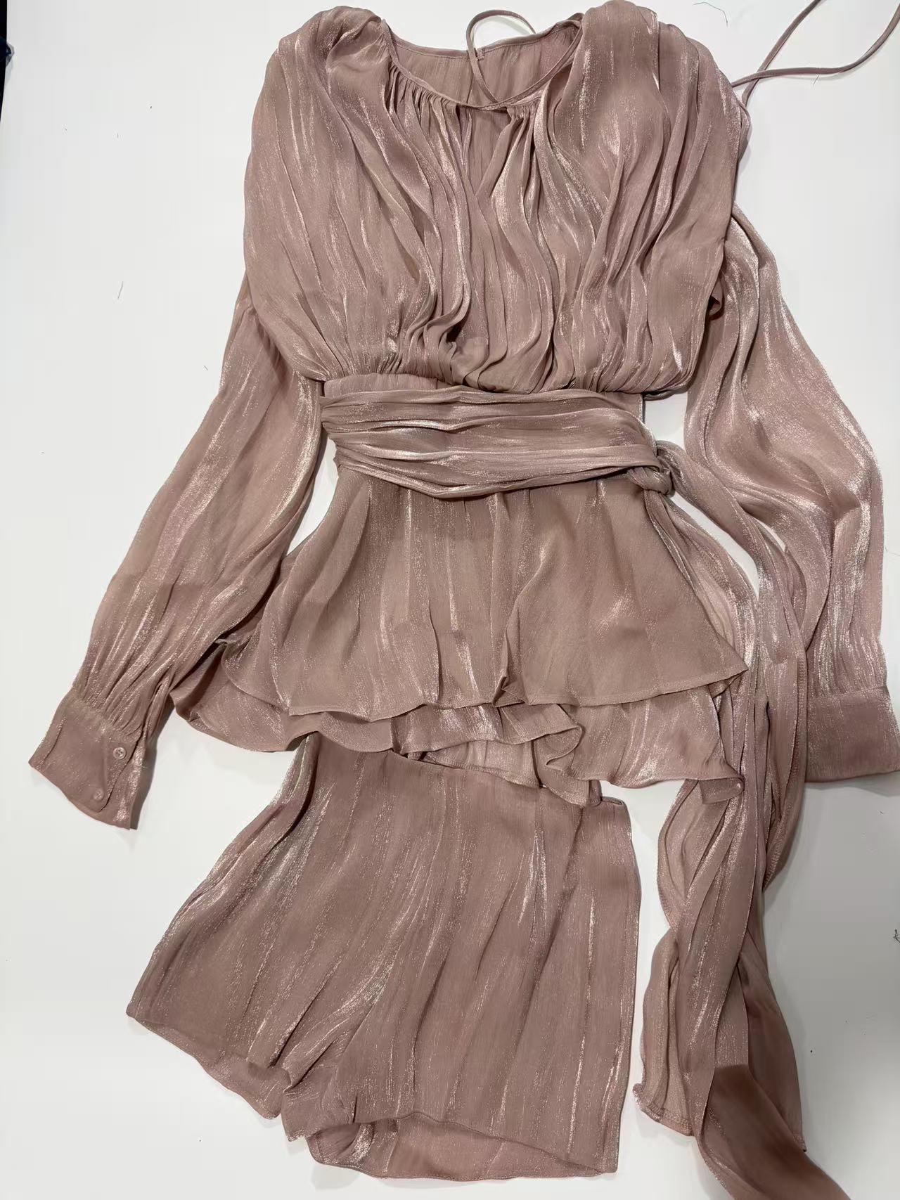 Robe Courte Satinée Asymétrique à Volants