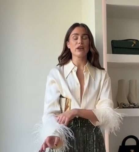 Ensemble Chemise à Plumes et Jupe à Pompons